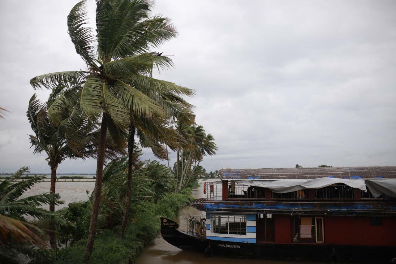 Friends Cruise, Nightstay Houseboat Alappuzha ภายนอก รูปภาพ